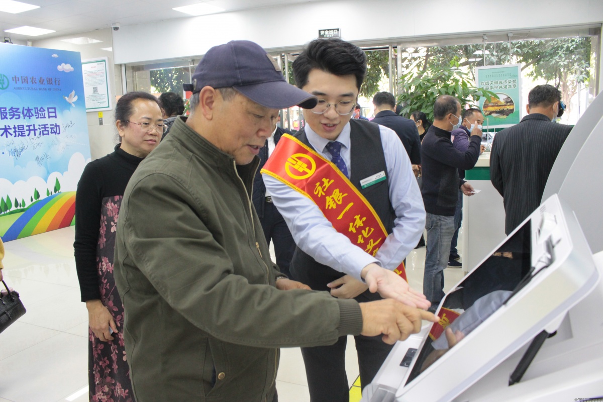 “社银一体化”！广西社保启动老年人“关怀模式”