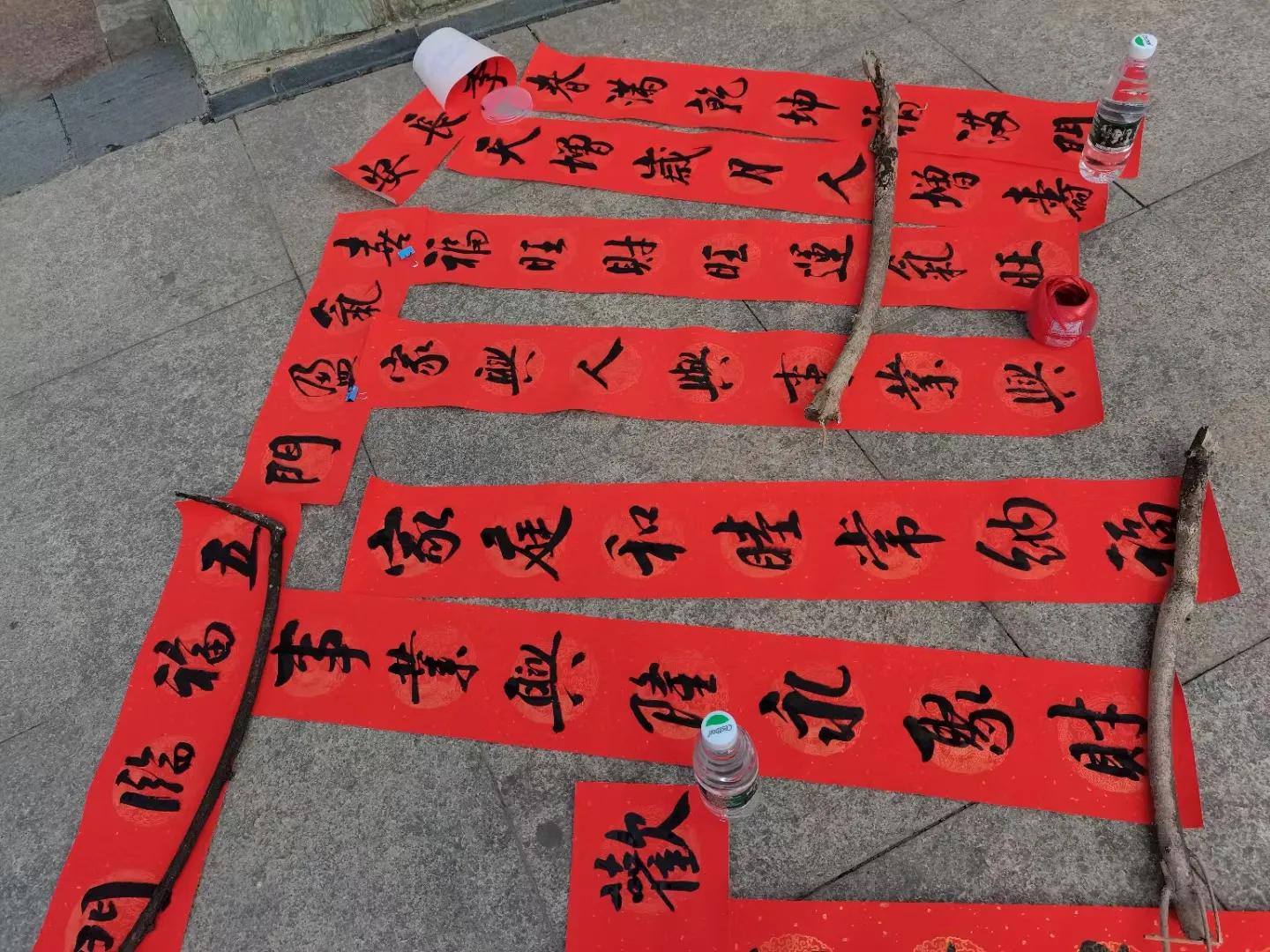 扭转全坤，牛气冲天，辖区书法家免费给居民写对联献爱心 贺新春