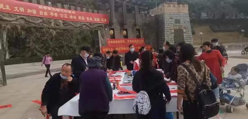 扭转全坤，牛气冲天，辖区书法家免费给居民写对联献爱心 贺新春