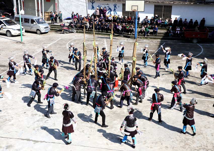 村民们在排练尧告式芦笙踩堂舞。覃美摄