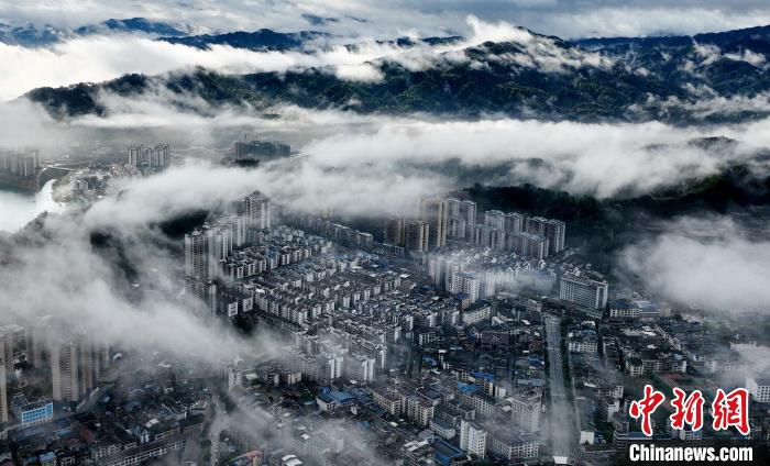 3月25日，无人机拍摄的三江侗族自治县县城平流雾美景。　吴练勋 摄