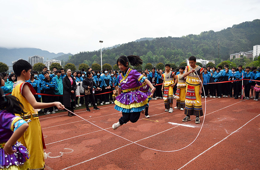 学生在参加跳绳比赛。