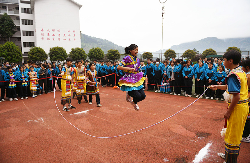 学生在参加跳绳比赛。