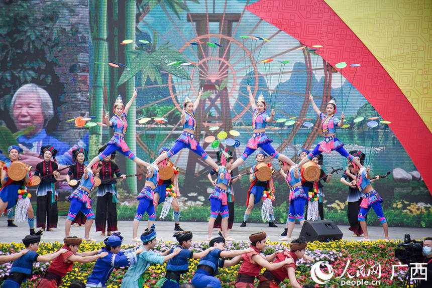 现场举行的民族特色歌舞演出。人民网 王功孝摄