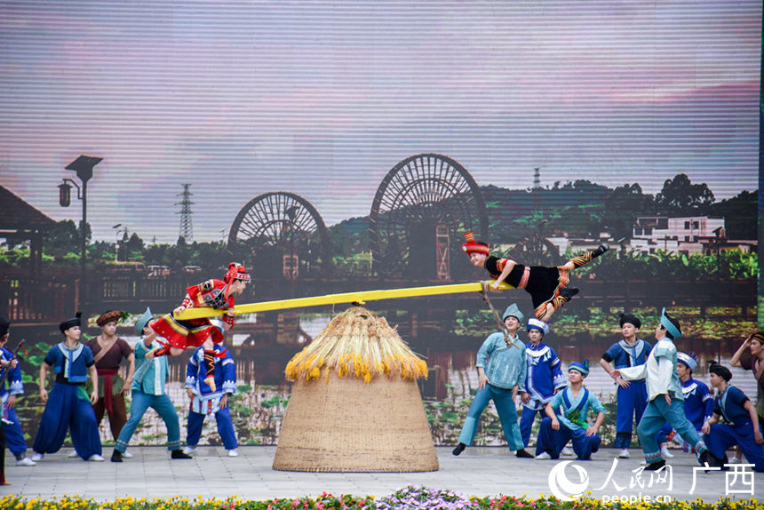 民族特色歌舞。人民网 王功孝摄