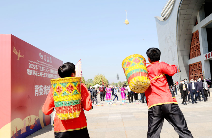 背篓投绣球。张庆杰摄