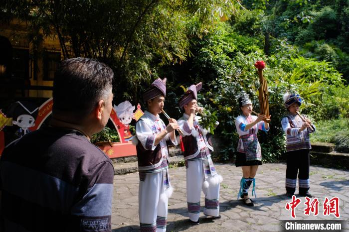 一名游客跟着乐曲哼唱。　刘俊聪 摄