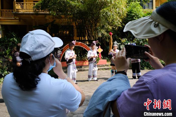 悠扬的乐曲吸引不少游人驻足围观。　刘俊聪 摄