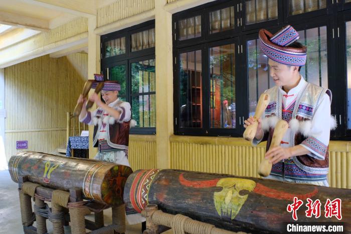 乐手正在饱含激情地打击佤族木鼓。　刘俊聪 摄