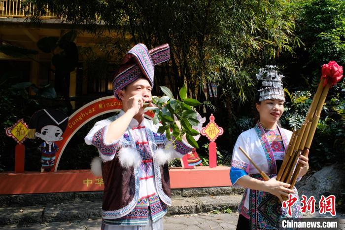 一名乐手正在使用木叶演奏。　刘俊聪 摄