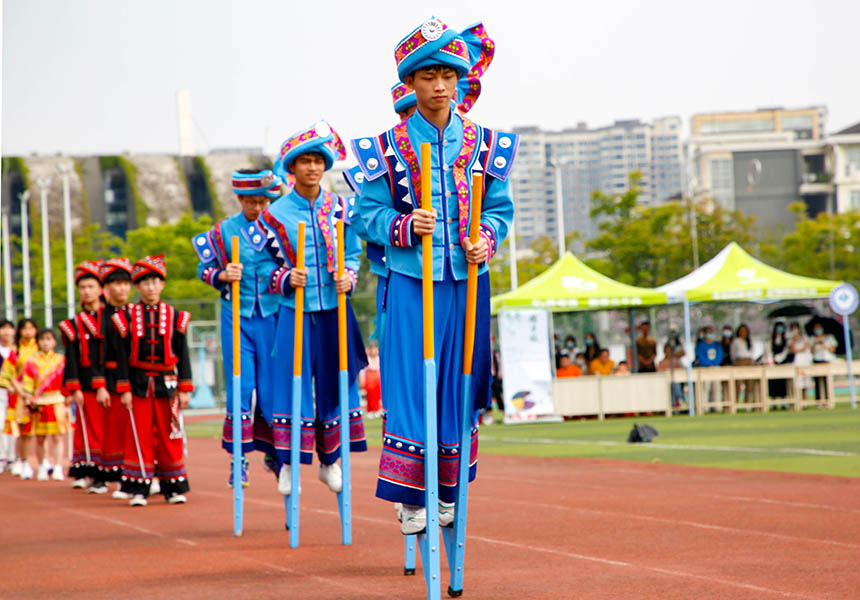 踩高脚马活动。