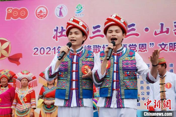 图为双胞胎兄弟唱山歌。 受访者提供