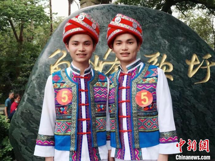 图为双胞胎兄弟。 受访者提供