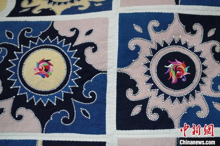 背带刺绣中“跳舞蜈蚣”图案,寓意着驱邪避祸。 王以照 摄