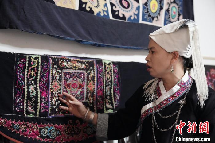 黄碧瑜的珍藏,一条将她和哥哥弟弟背大的背带。 王以照 摄