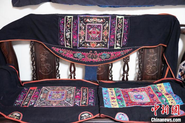 黄碧瑜从各处收集购买来的背带。 王以照 摄