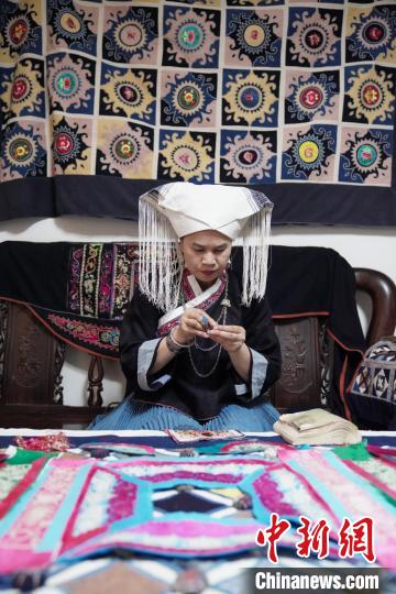 黄碧瑜正在制作的背带由13个部分组成,制作时间快则1年半,慢则3年。 王以照 摄