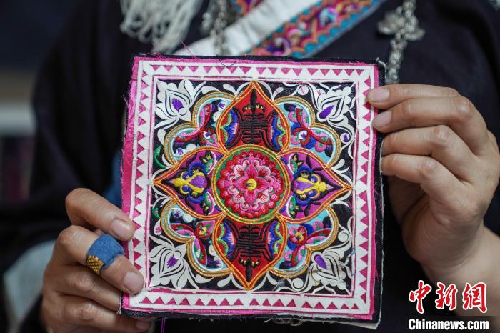 黄碧瑜正在缝制的图案,“石榴花”位列中央,上下绣着“寿”字,蝴蝶围绕外围,寓意长命百岁。 王以照 摄