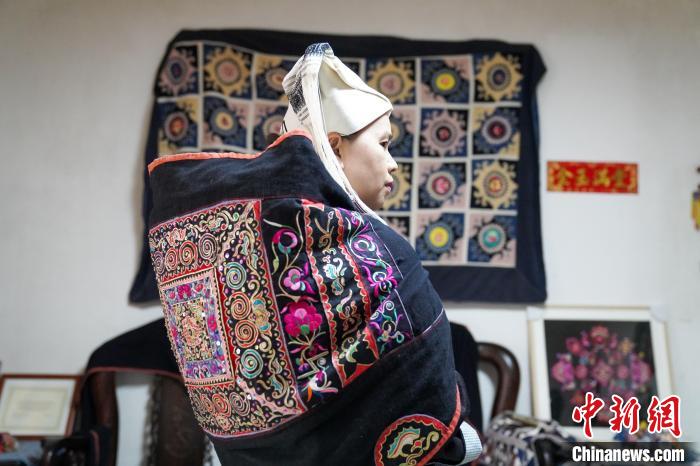 黄碧瑜演示背带背孩子的效果。 王以照 摄