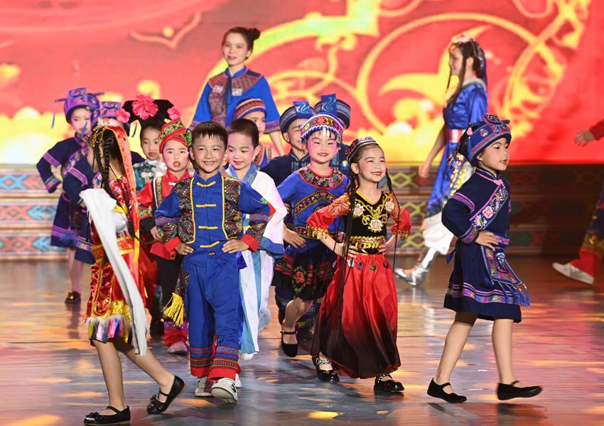 孩子们穿着少数民族服装正在参加走秀。