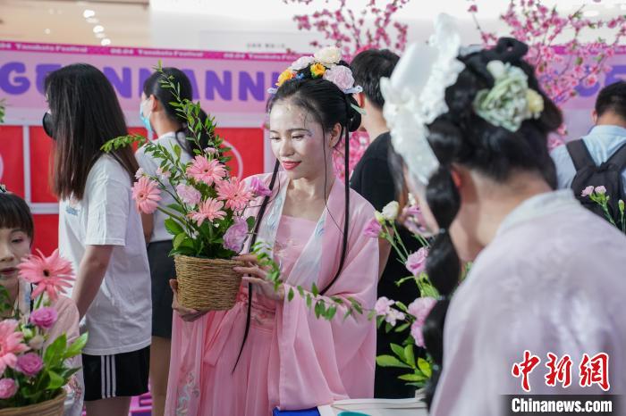 图为广西南宁汉服爱好者身着传统服饰学习插花。 陈冠言 摄 图为广西南宁汉服爱好者身着传统服饰学习插花。 陈冠言 摄