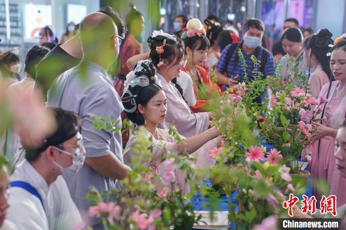 图为广西南宁汉服爱好者身着传统服饰学习插花。 陈冠言 摄 图为广西南宁汉服爱好者身着传统服饰学习插花。 陈冠言 摄