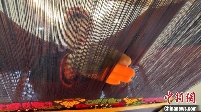 图为“织女”们用竹笼机织壮锦。　张广权 摄