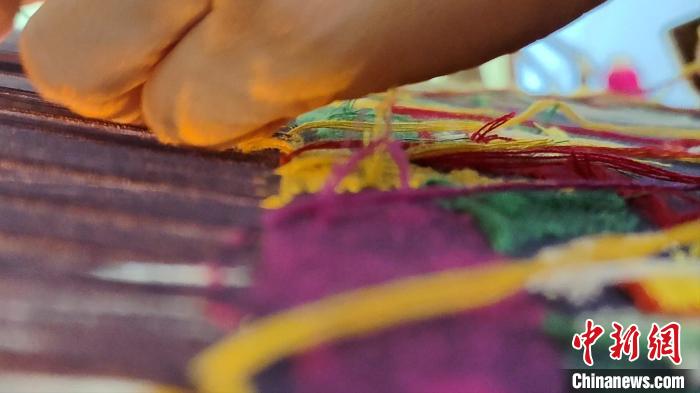 图为“织女”们用竹笼机织壮锦。　张广权 摄