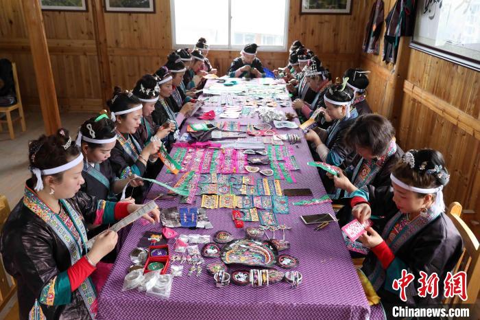 图为侗家绣娘在刺绣。 石玉岑 摄 图为侗家绣娘在刺绣。 石玉岑 摄