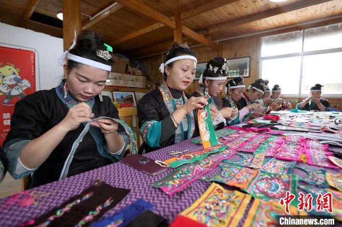 图为侗家绣娘在刺绣。 石玉岑 摄 图为侗家绣娘在刺绣。 石玉岑 摄