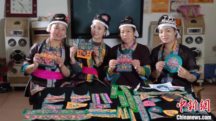 图为绣娘展示刺绣作品。 石玉岑 摄 图为绣娘展示刺绣作品。 石玉岑 摄