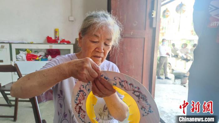 旧州景区手艺人黄肖琴在进行刺绣。 王以照 摄 旧州景区手艺人黄肖琴在进行刺绣。 王以照 摄