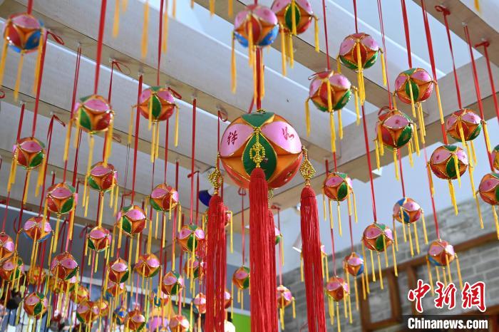 旧州景区内,手工艺人制作的绣球。 王以照 摄 旧州景区内,手工艺人制作的绣球。 王以照 摄