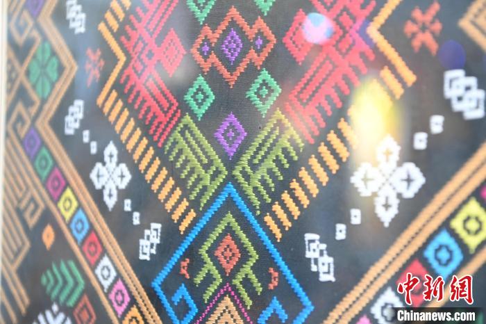 传统织布机织制的布匹。 王以照 摄 传统织布机织制的布匹。 王以照 摄