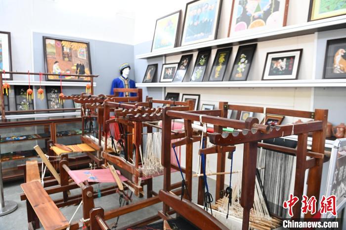 博物馆内展出的传统织布机。 王以照 摄 博物馆内展出的传统织布机。 王以照 摄