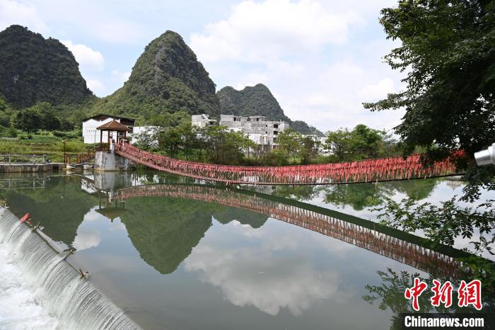 当地民众用于河面通行的铁索桥已经成为景点。 王以照 摄 当地民众用于河面通行的铁索桥已经成为景点。 王以照 摄