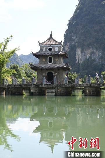 旧州景区文昌阁倒映在河中,形成一幅山水画卷。 王以照 摄 旧州景区文昌阁倒映在河中,形成一幅山水画卷。 王以照 摄