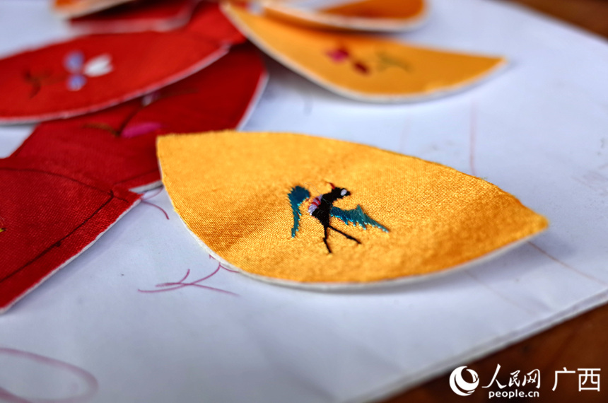 靖西旧州是中国绣球之乡，许多妇女都会制作绣球。人民网 覃心摄