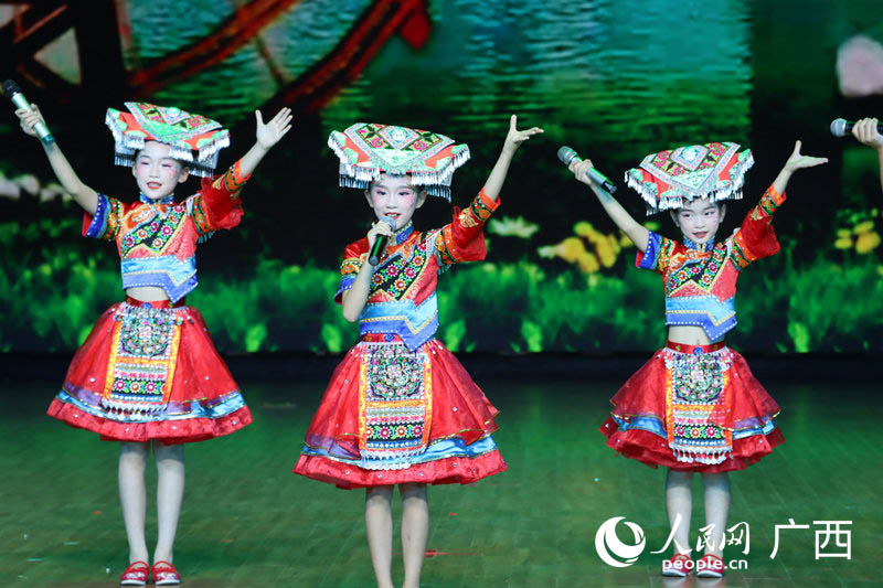 图为柳州“东方梦工场”狂欢艺术节文艺演出。人民网 付华周摄