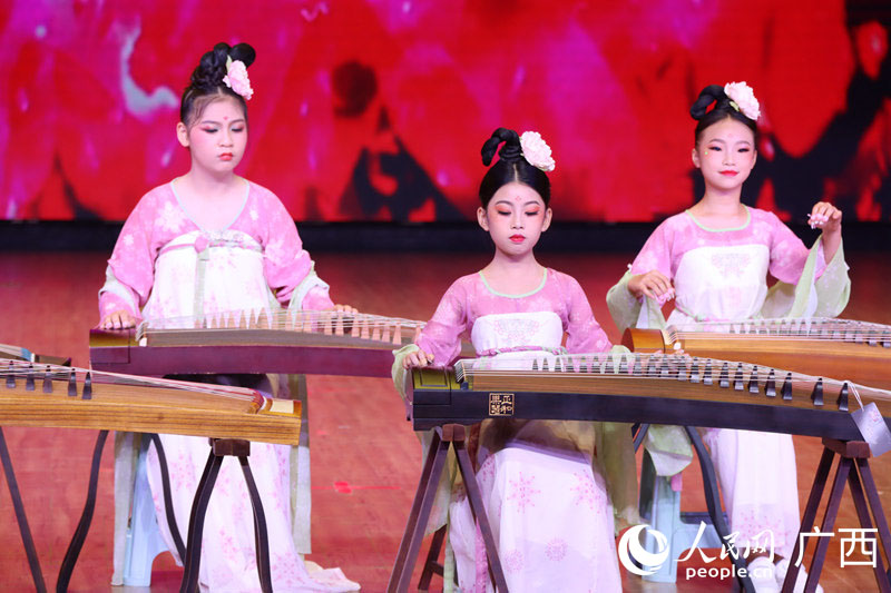 图为柳州“东方梦工场”狂欢艺术节文艺演出。人民网 付华周摄