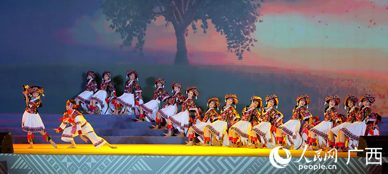 图为群舞《脚脚佬情》。人民网付华周摄