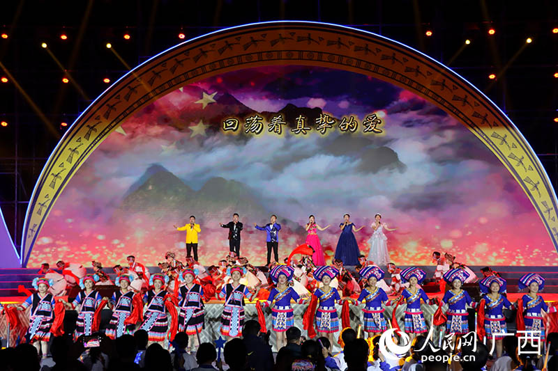 歌舞表演《唱响新时代》。人民网付华周摄