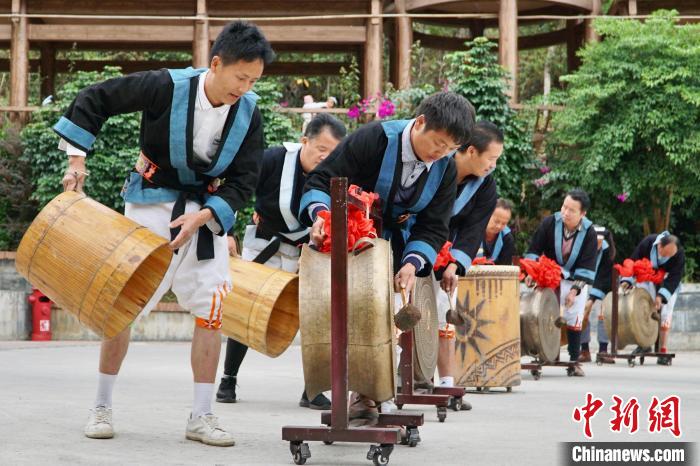 白裤瑶居民敲击铜鼓以两人为一组,一人敲鼓,另一人持风桶鼓荡。 韦国政 摄 白裤瑶居民敲击铜鼓以两人为一组,一人敲鼓,另一人持风桶鼓荡。 韦国政 摄