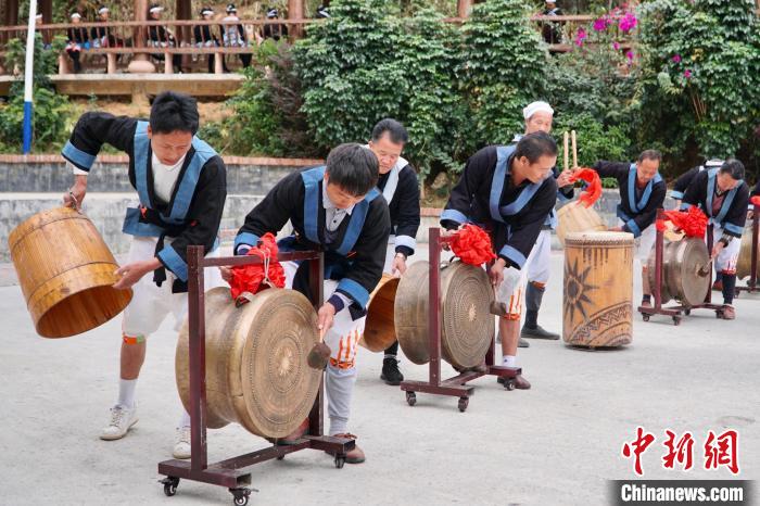 白裤瑶居民正在敲击铜鼓。 韦国政 摄 白裤瑶居民正在敲击铜鼓。 韦国政 摄