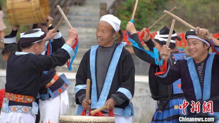 白裤瑶居民跳“猴棍舞”时,一人击打皮鼓以指挥鼓点。 韦国政 摄 白裤瑶居民跳“猴棍舞”时,一人击打皮鼓以指挥鼓点。 韦国政 摄