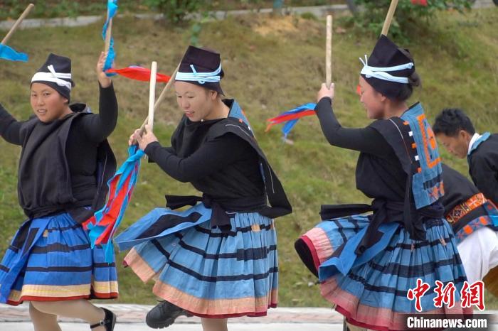 白裤瑶居民正在欢跳“猴棍舞”。 韦国政 摄 白裤瑶居民正在欢跳“猴棍舞”。 韦国政 摄