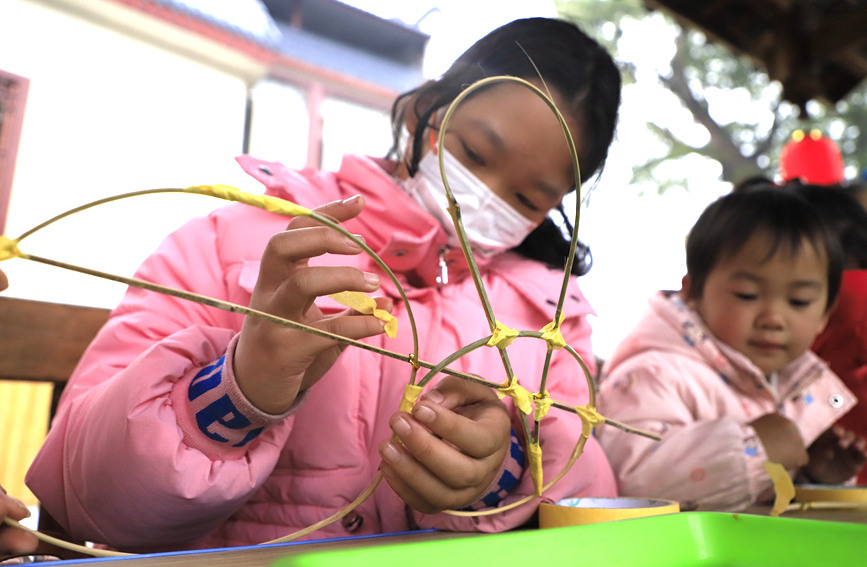 孩子们在制作兔子灯。阳海翔摄