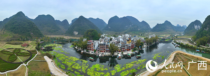 村庄、田园、镜湖、古桥相互衬映，构成一幅多姿多彩的山水画卷。人民网 付华周摄