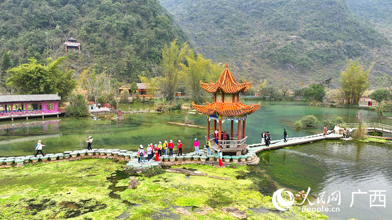 人们在鹅泉惬意游玩。人民网 付华周摄