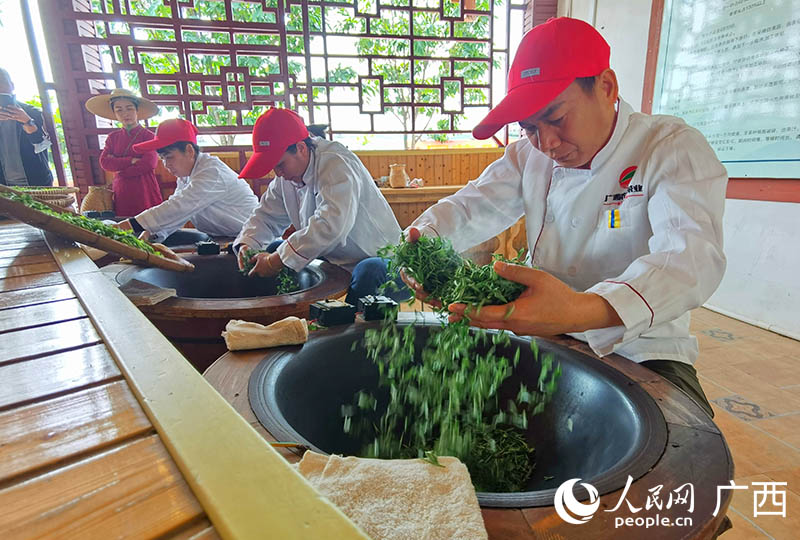 手工炒茶。人民网 付华周摄